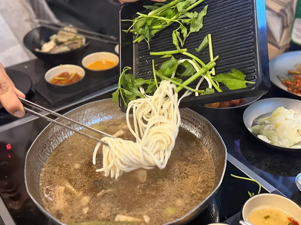 Hand-cut noodles for finishing the shabu-shabu