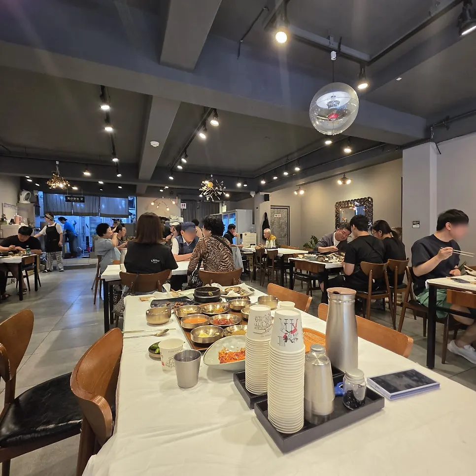 Nearly full dining hall at Yun Sikdang on a weekend afternoon
