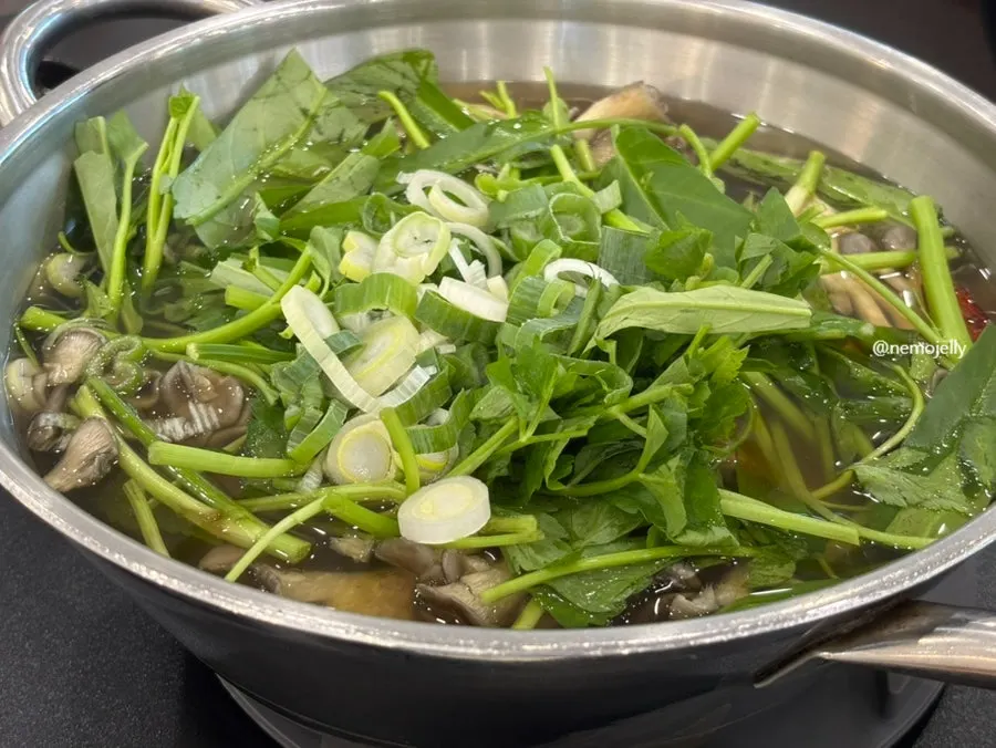 Exterior and information for Yun Ujae Shabu Kalguksu Gogidong Branch