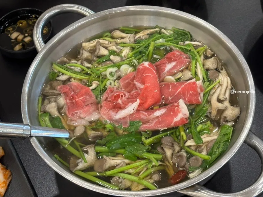 Eating White Broth shabu-kalguksu