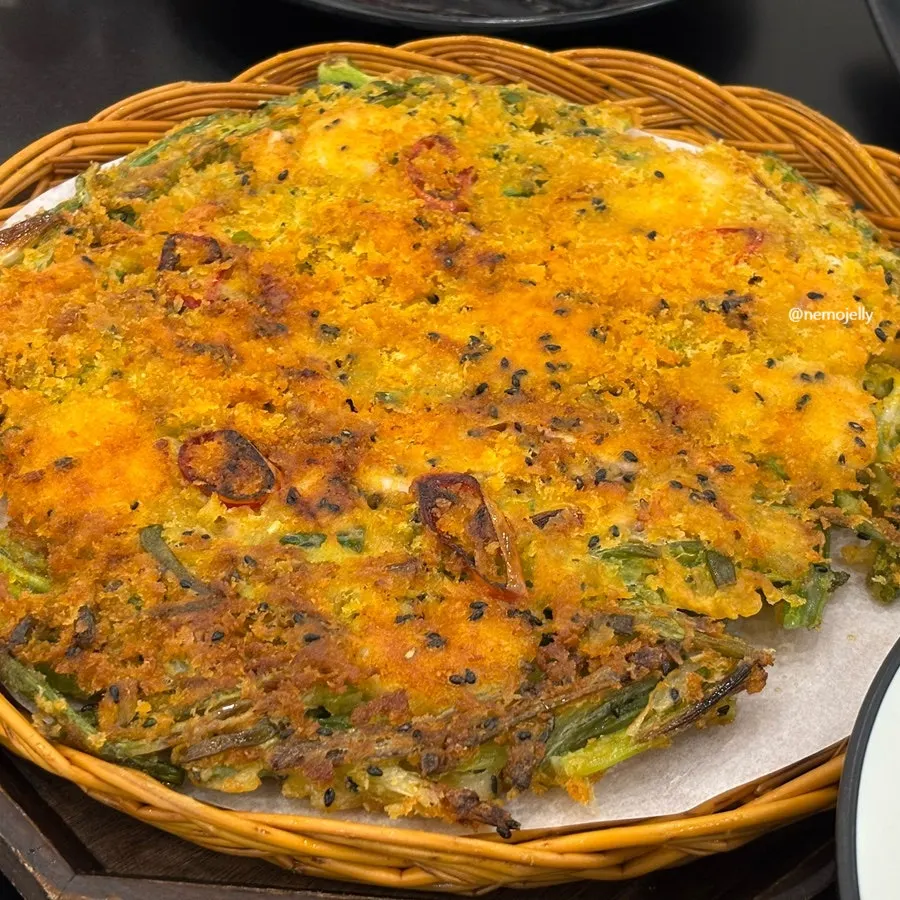 Crispy Seafood Pajeon with its size compared