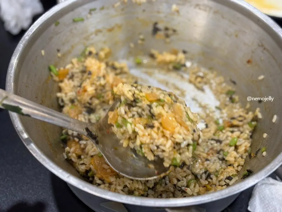 Fried rice during the finishing process