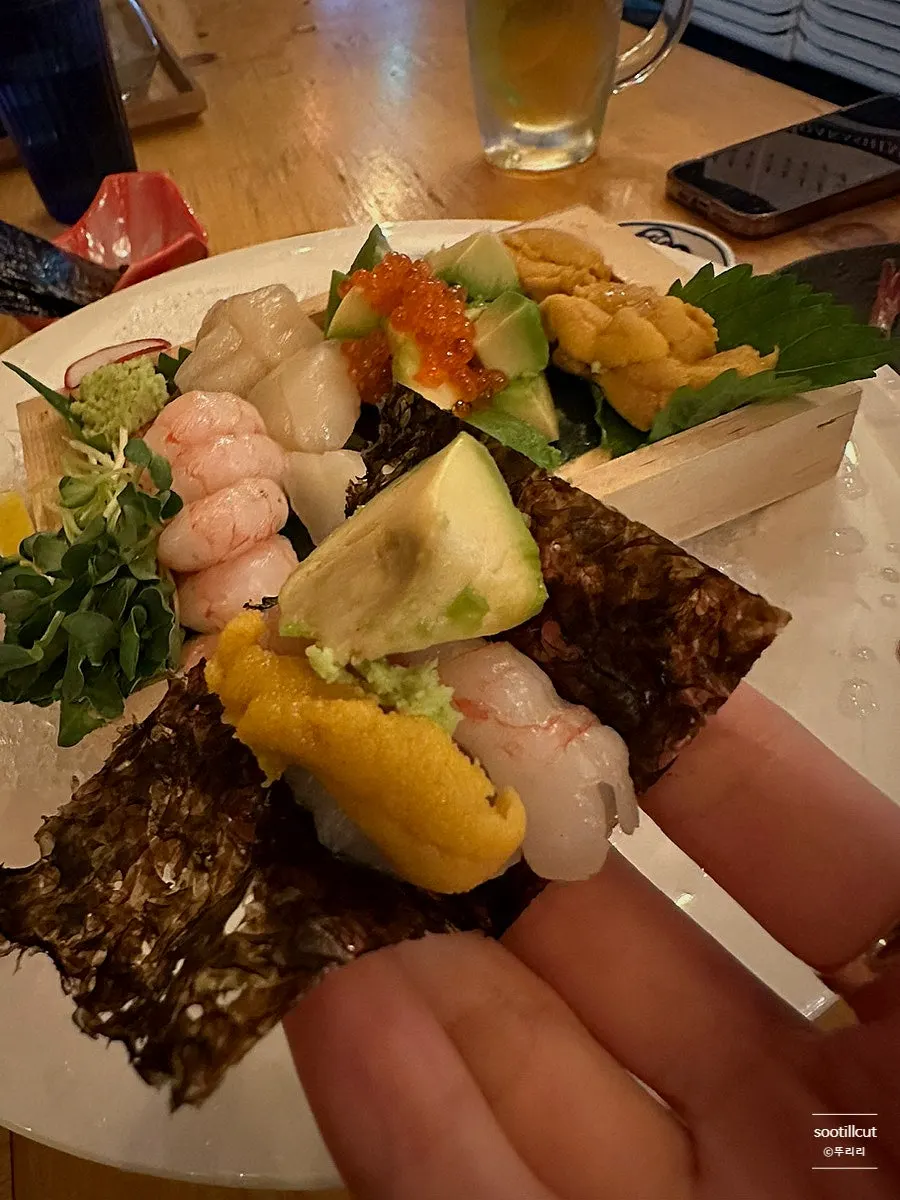 Close-up of uni, sweet shrimp, and scallop