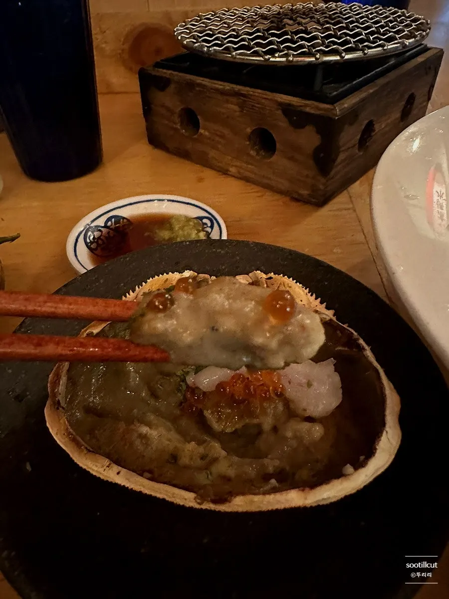Scooping crab miso grilled with a spoon