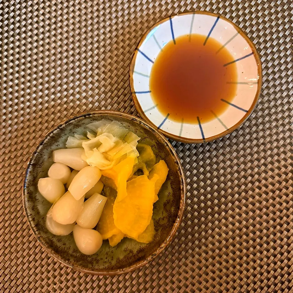 Basic side dishes of shrimp roe chips and edamame