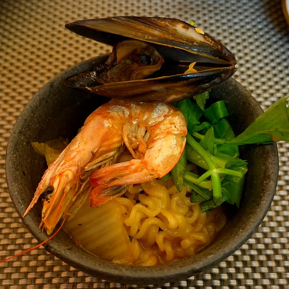 Sichuan spicy seafood ramyeon with mussels and shrimp