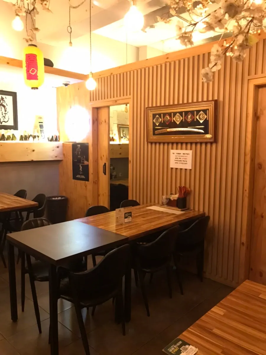 Solo-drinking counter seats and group seating area