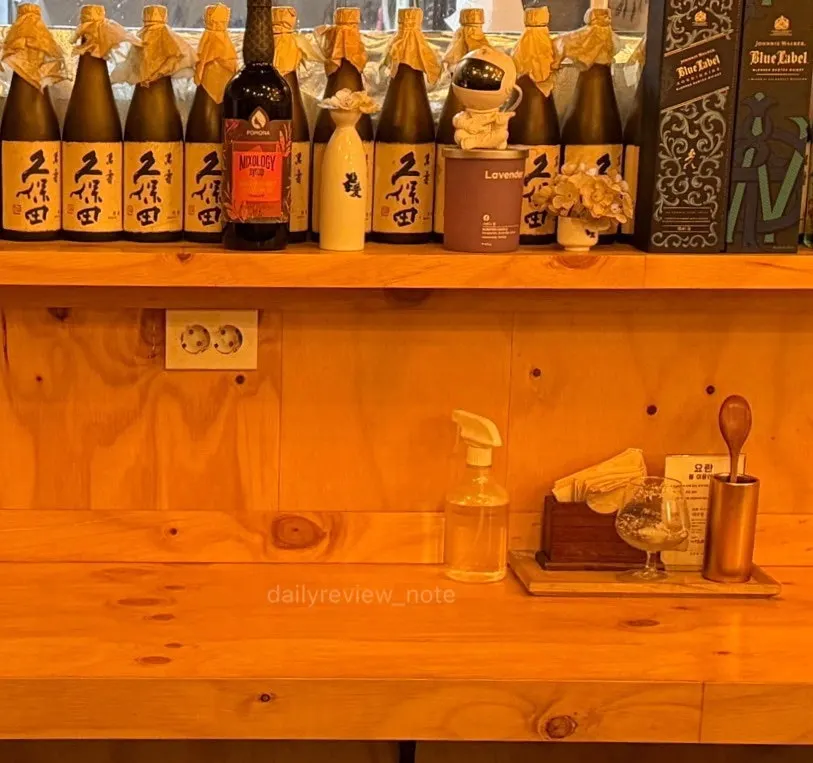 벚꽃 장식이 있는 요란 천장과 테이블