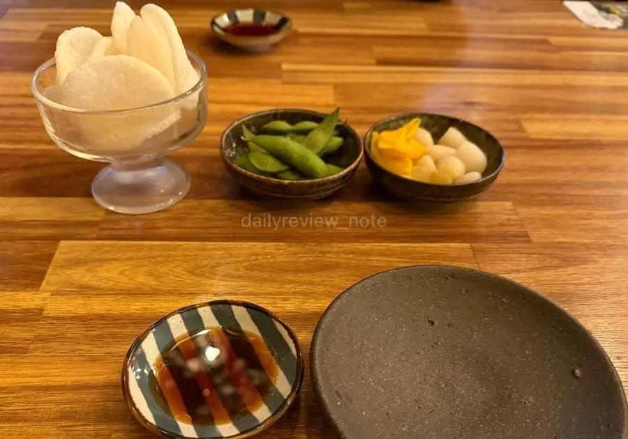 완두콩과 절임류 기본 안주, 회 소스