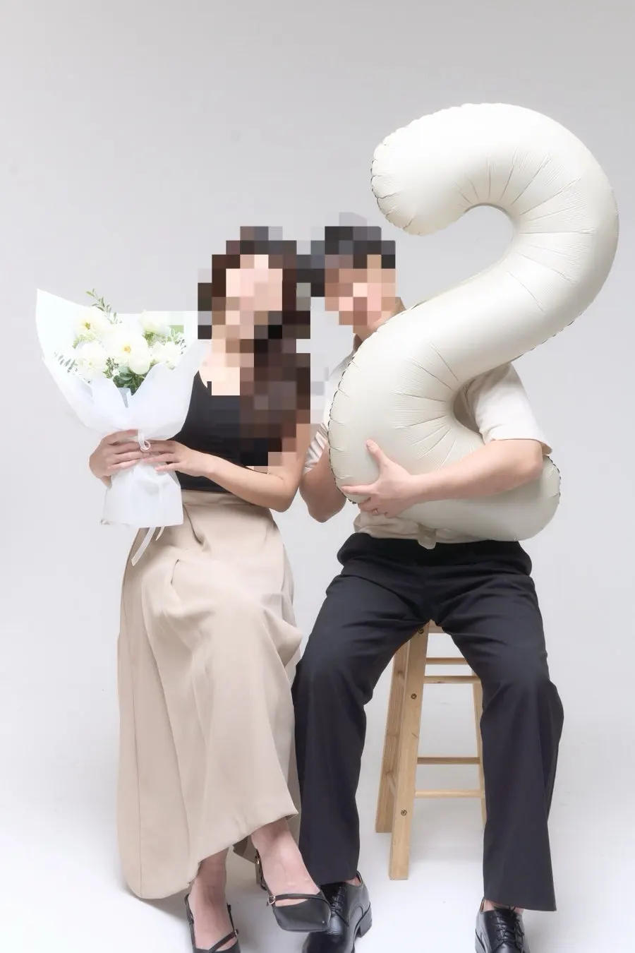 A simple couple photo after clearing away the centerpiece