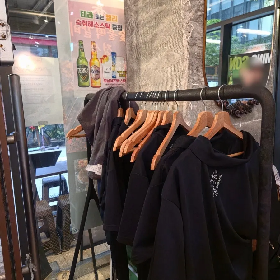 통유리 창가와 야장이 있는 영춘갈비 매장