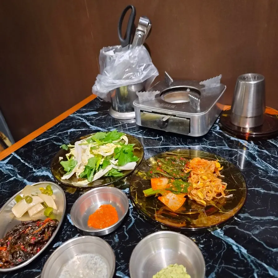 숯불에 고기를 굽는 영춘갈비 오픈 주방