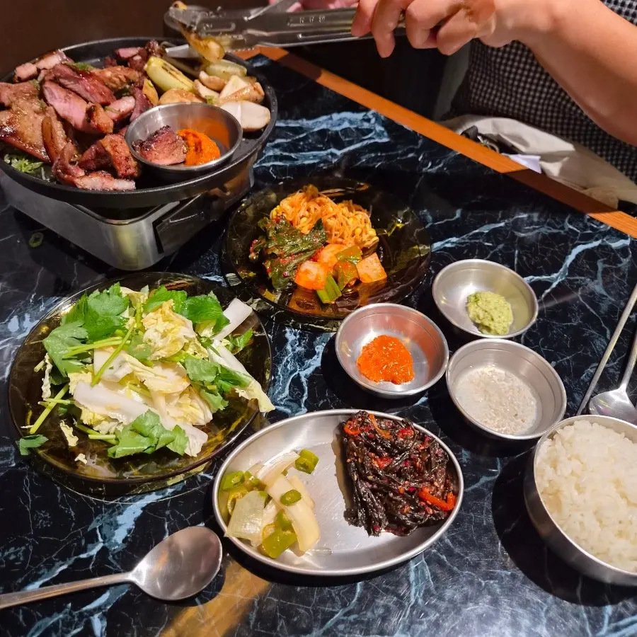 마늘식초에 찍어 먹는 고기와 파