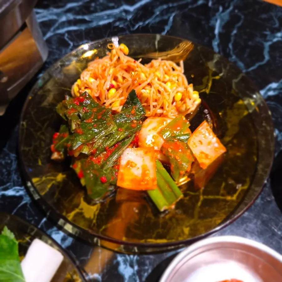 간이 센 영춘갈비 밑반찬 접시