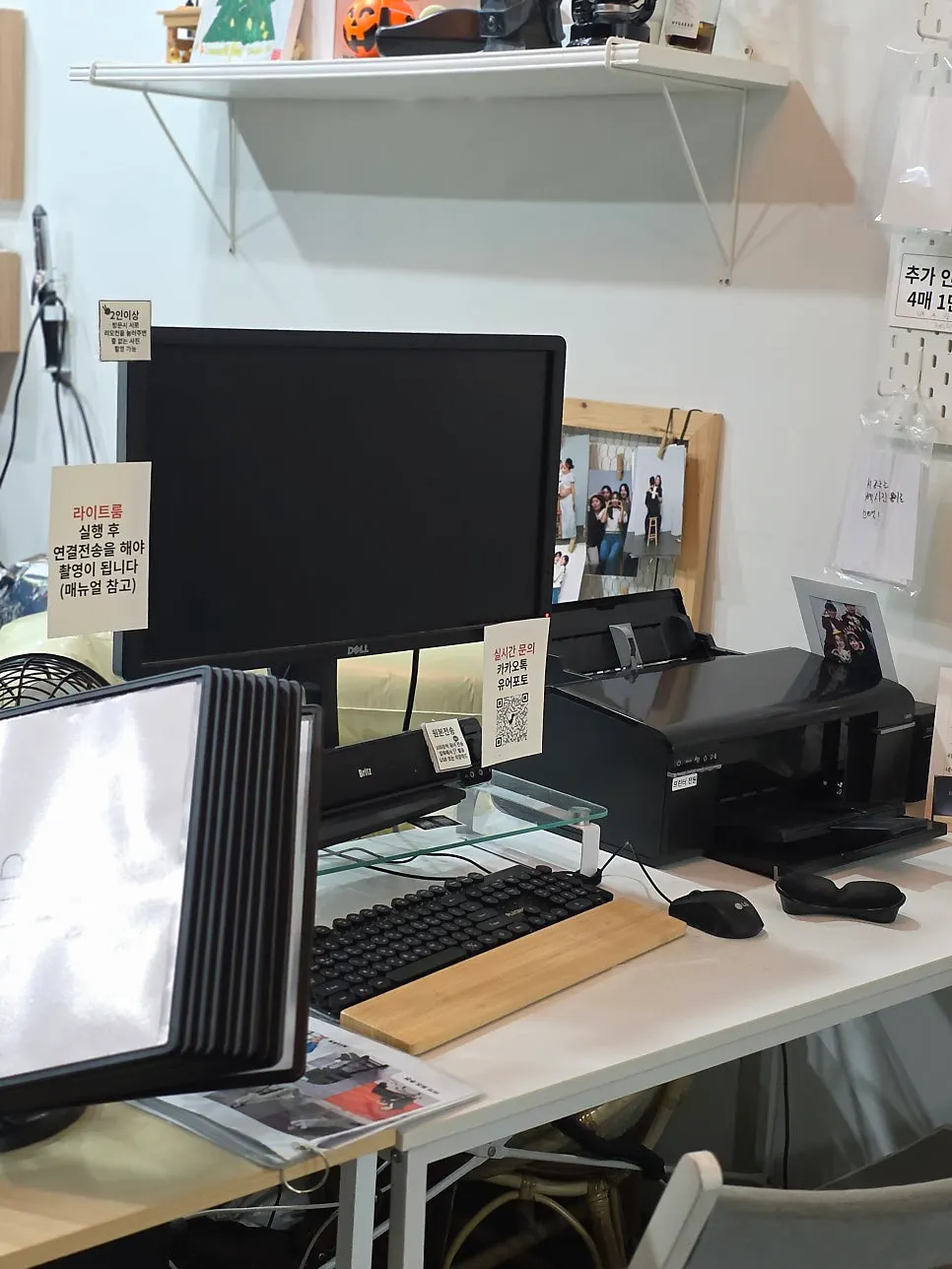 Editing and printing area of the self-photo studio