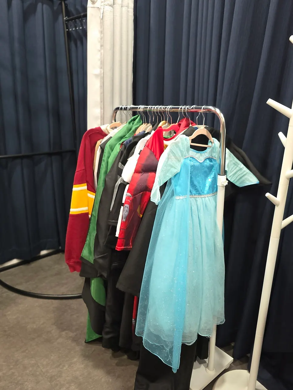 Simple pop-up changing room for outfit swaps