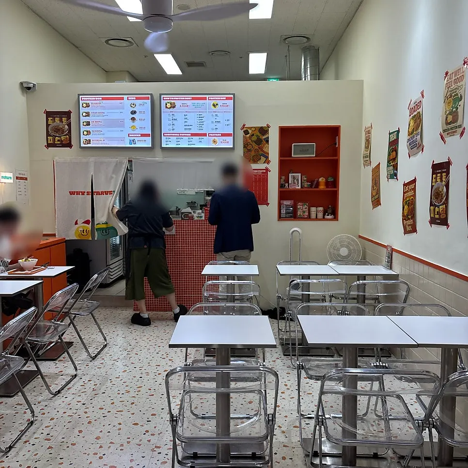 통창이 있는 매장 내부 전경