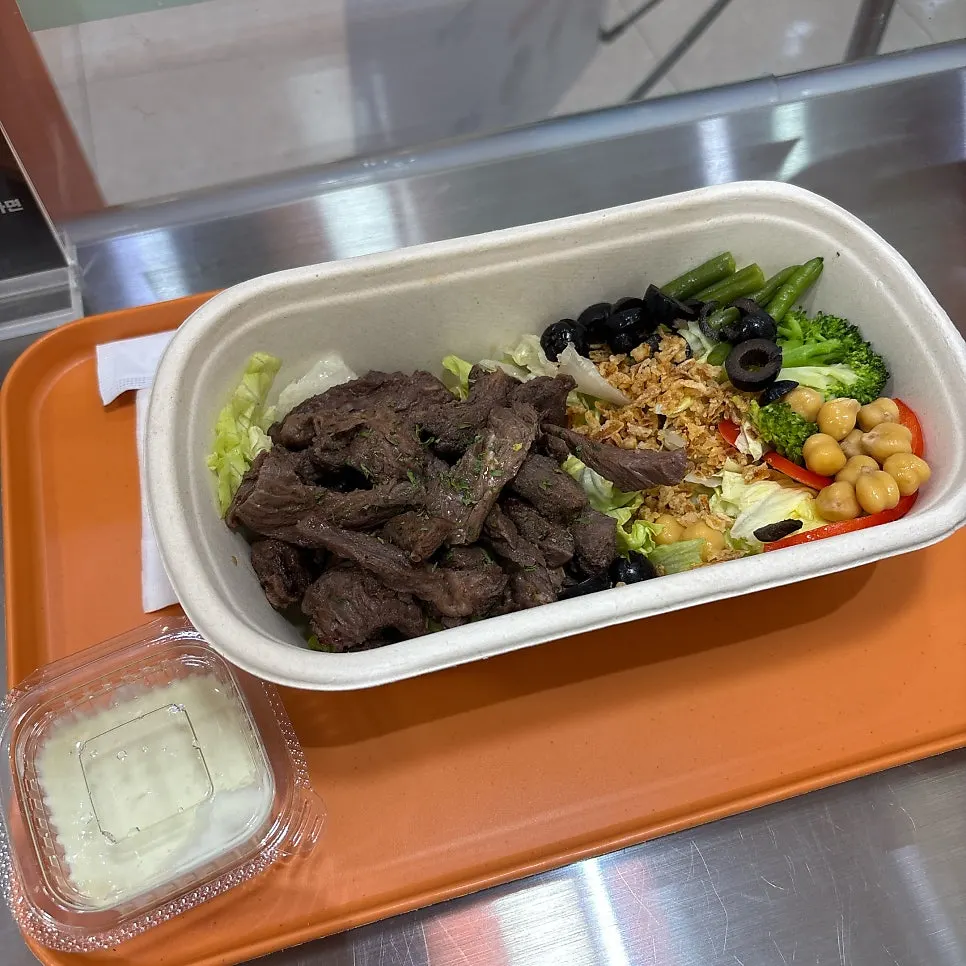 소고기가 푸짐하게 올라간 비프 라이트 프로틴박스