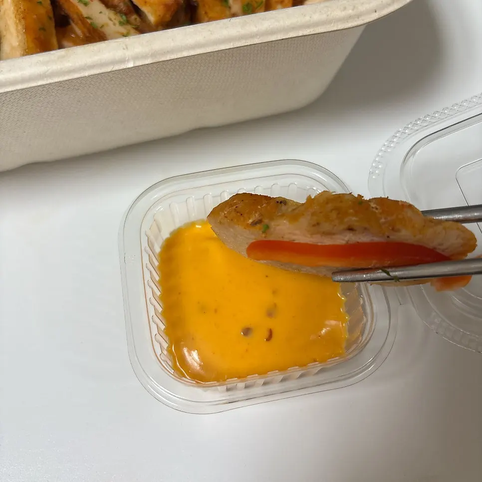 스리라차마요 소스에 찍은 닭가슴살