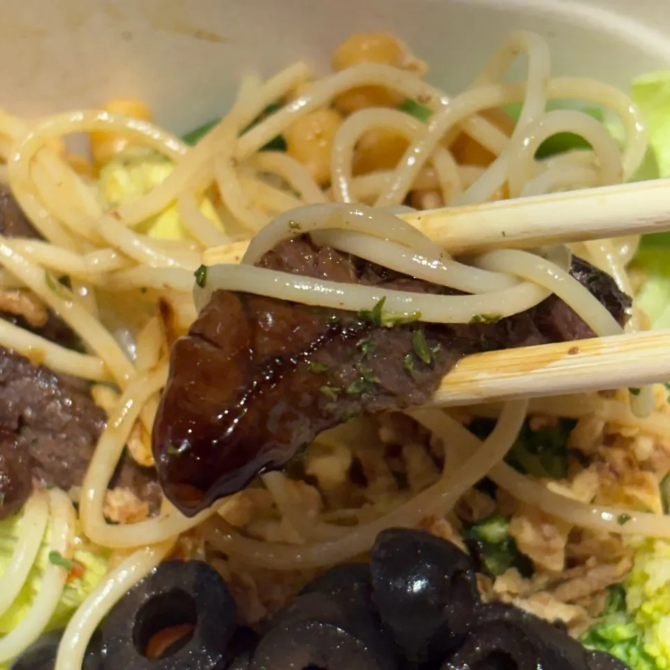 파스타와 함께 먹는 비프 한 입