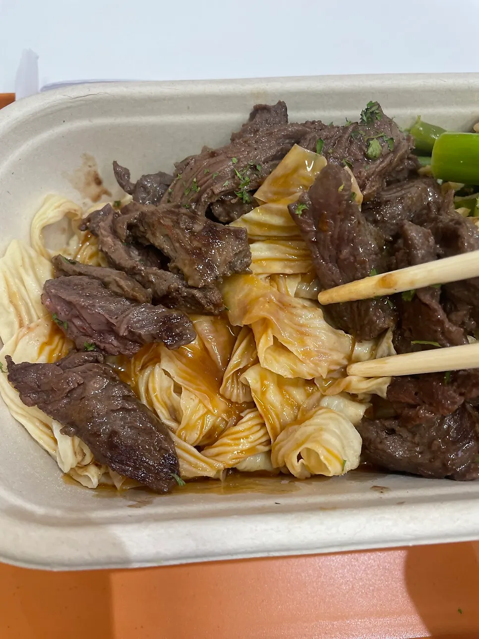 신선한 채소와 꼬들한 두부면 클로즈업