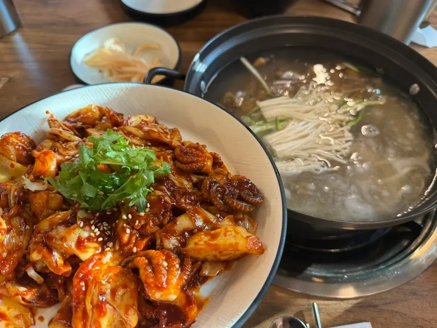 Main image of Yubok Kalguksu Yongin Korean Folk Village Branch