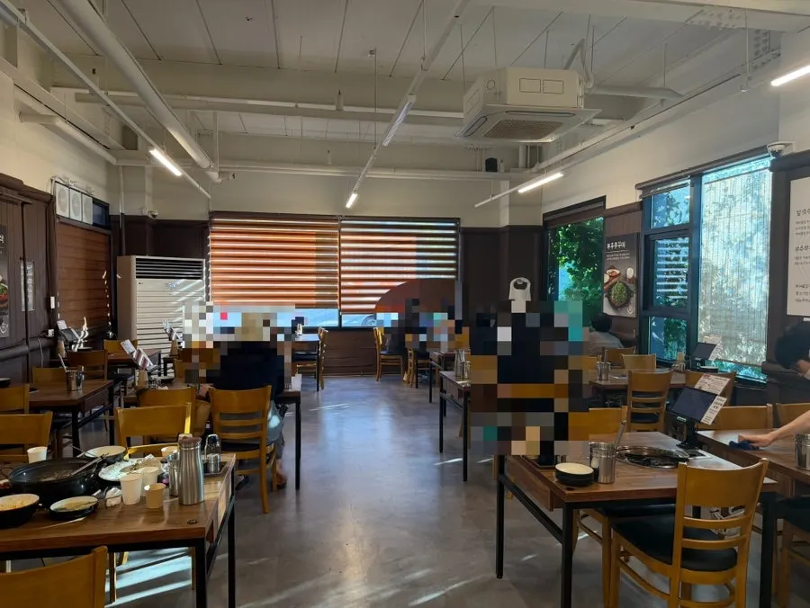 Spacious parking lot in front of the restaurant