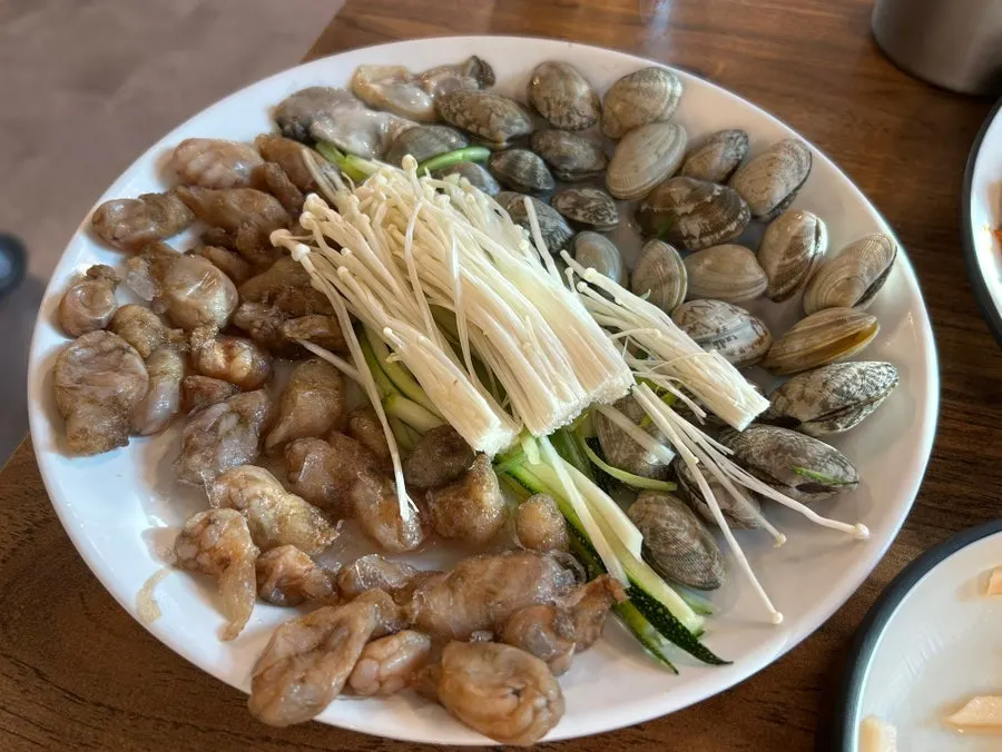 Plate of live clams, oysters, omandungi, and sea squirt