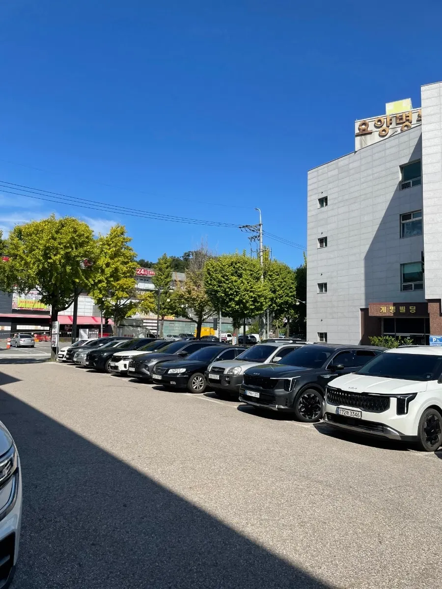 Free parking available at Yubok Kalguksu Yongin Korean Folk Village Branch