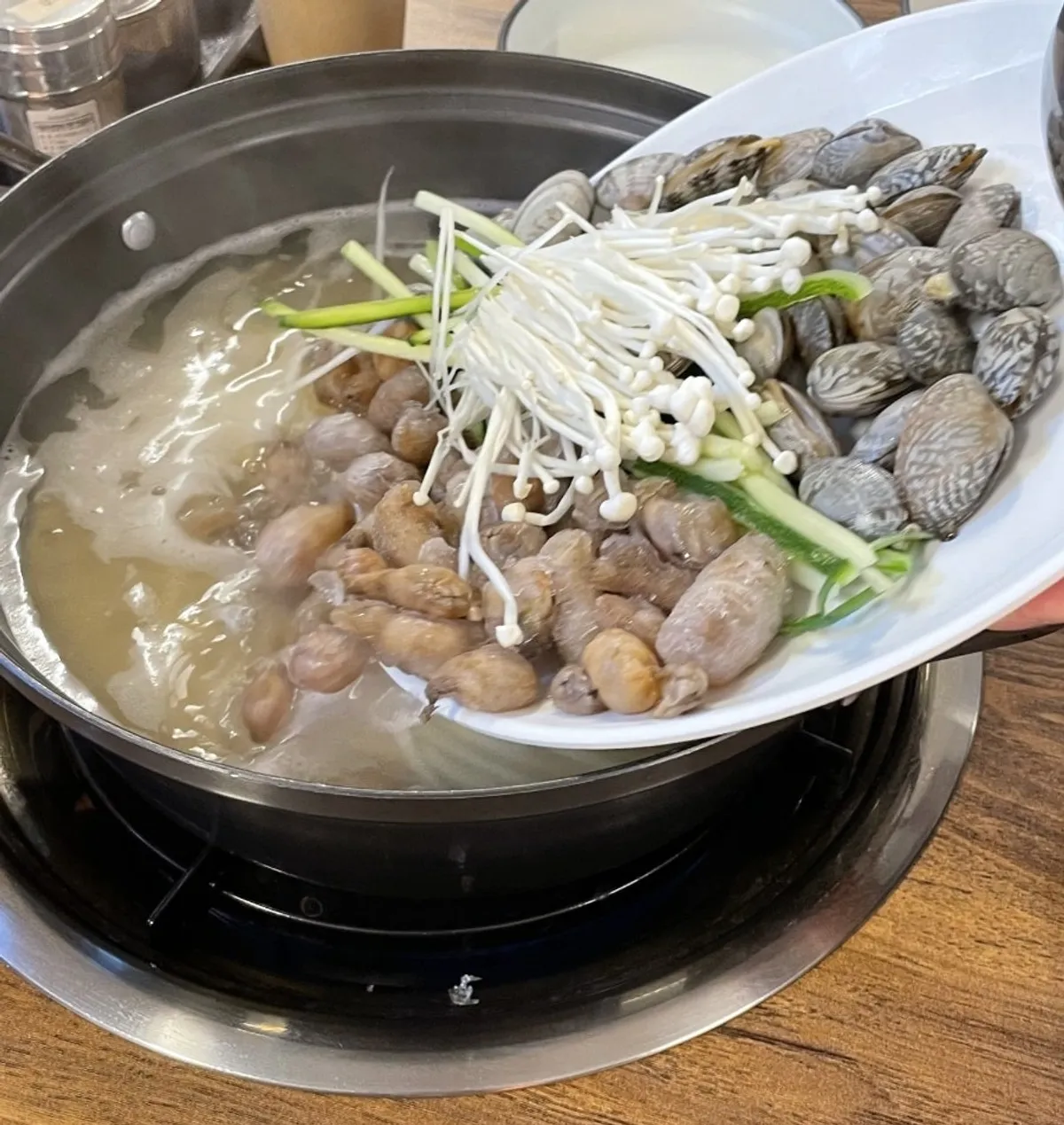 Bokhaemul kalguksu loaded with clams and seafood