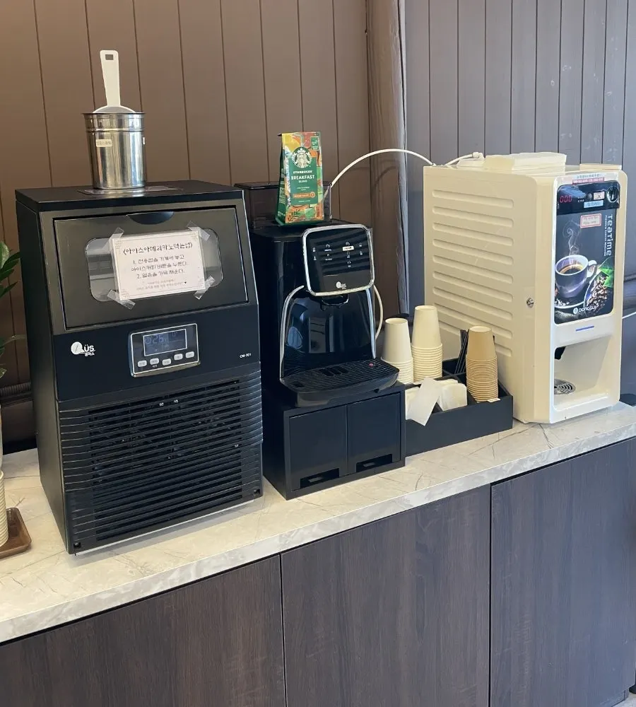 Iced coffee and milk coffee at the dessert corner