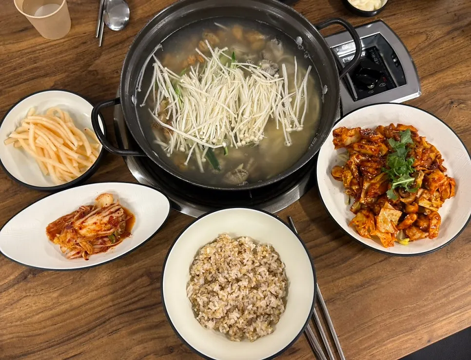 테이블에 세팅된 칼국수 냄비와 밑반찬