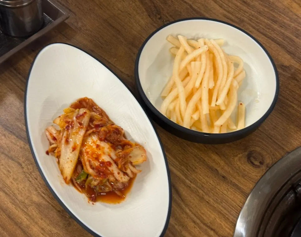 날치알쌈과 쭈꾸미볶음 상차림