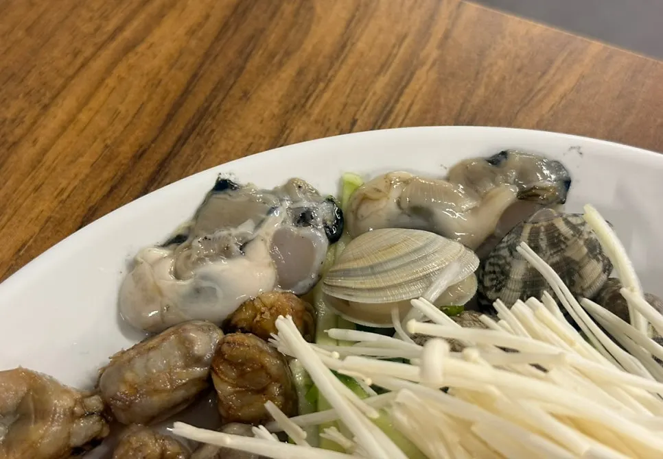 굴과 바지락이 든 복어 육수 칼국수