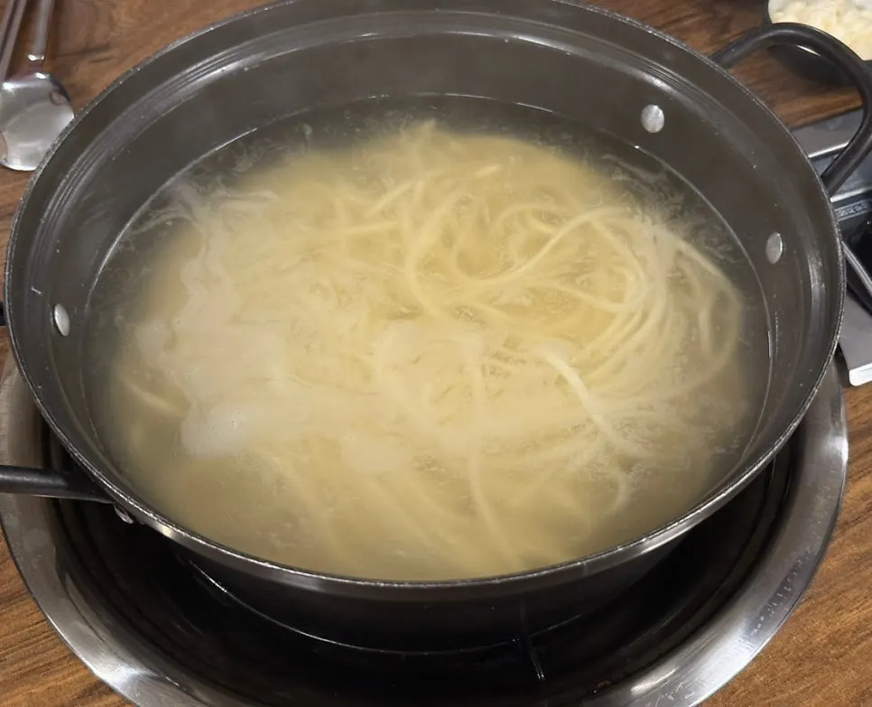끓어오르는 복해물 칼국수 냄비 클로즈업