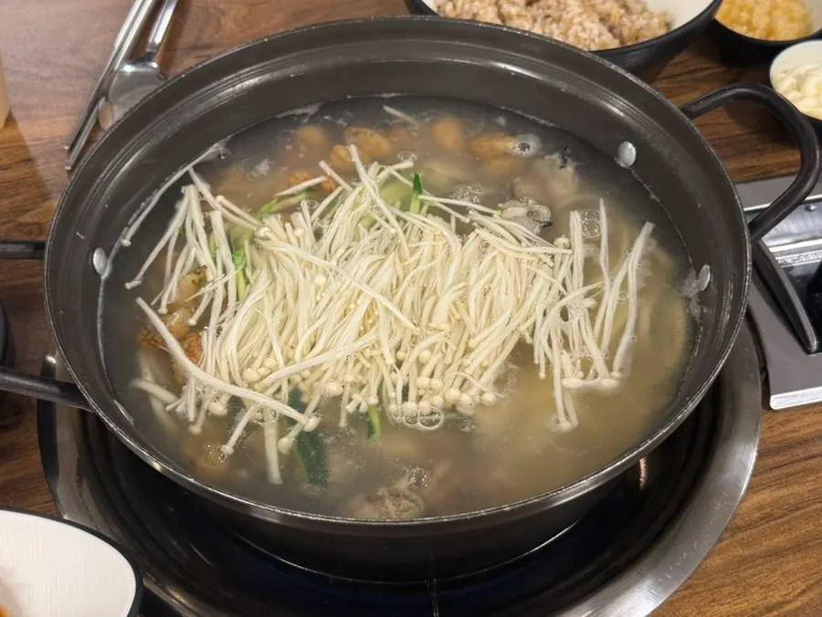 거품을 걷어낸 맑은 복어 육수
