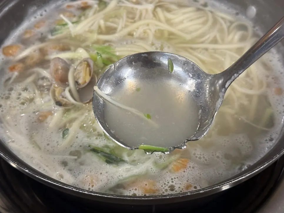 국자로 떠올린 복어 육수와 해물