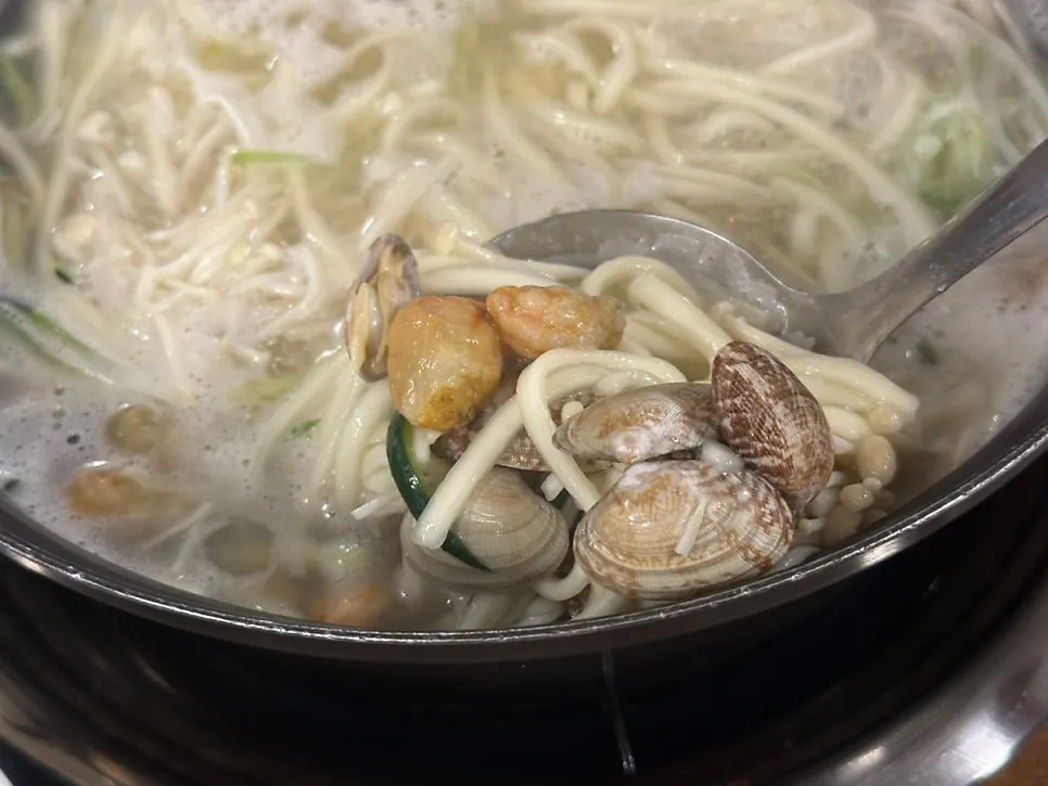 쫄깃한 칼국수 면발을 건져 올린 모습