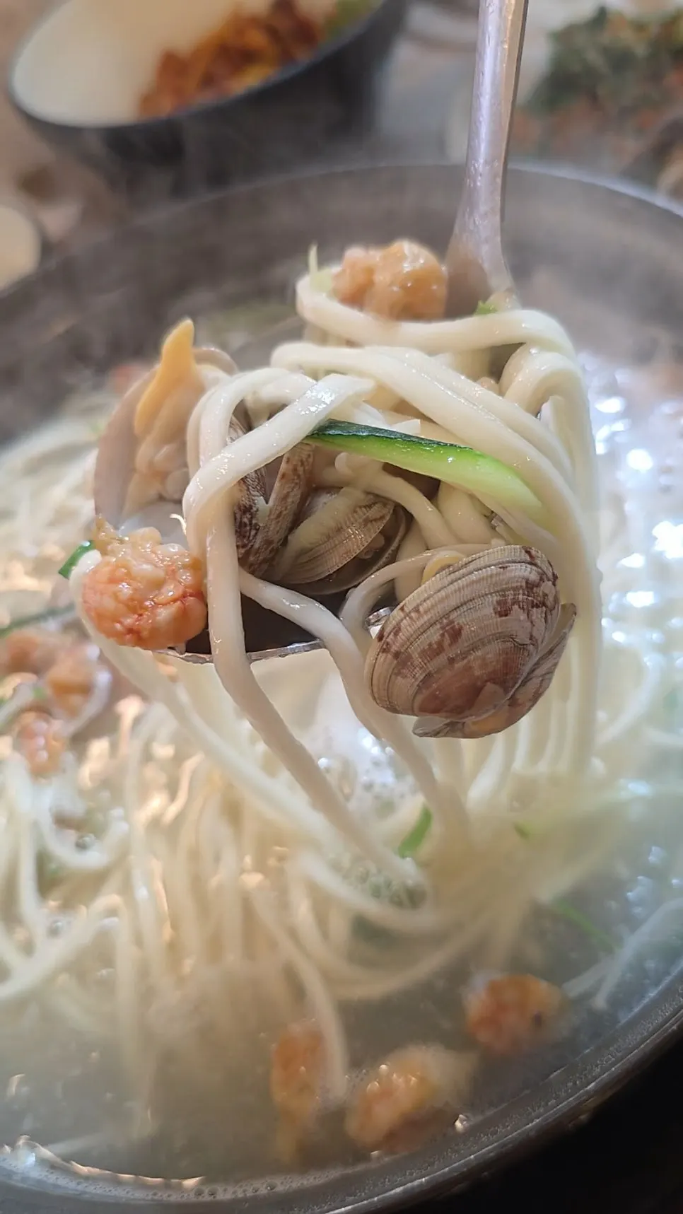 바지락과 오만둥이가 올라간 복해물칼국수