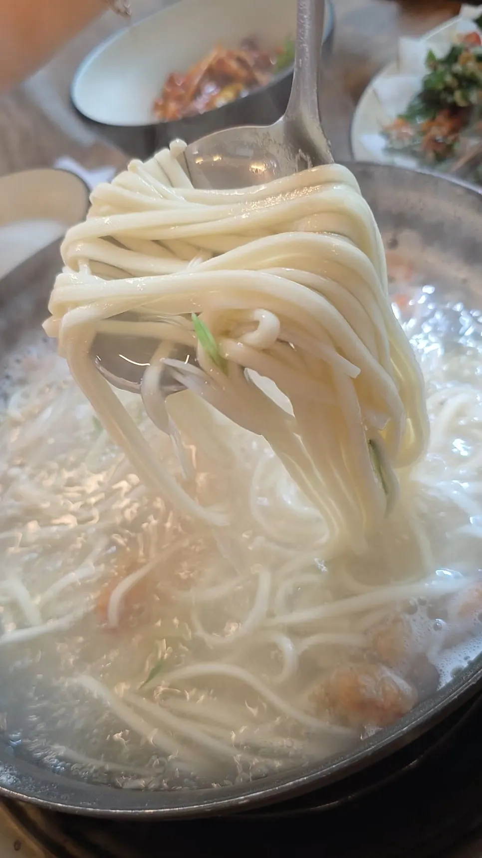 자가제면 면발을 건져 올린 해물칼국수
