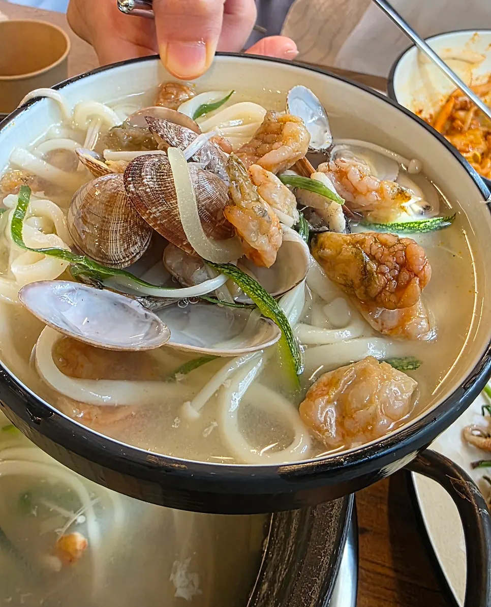가족 외식하기 좋은 칼국수 한 상