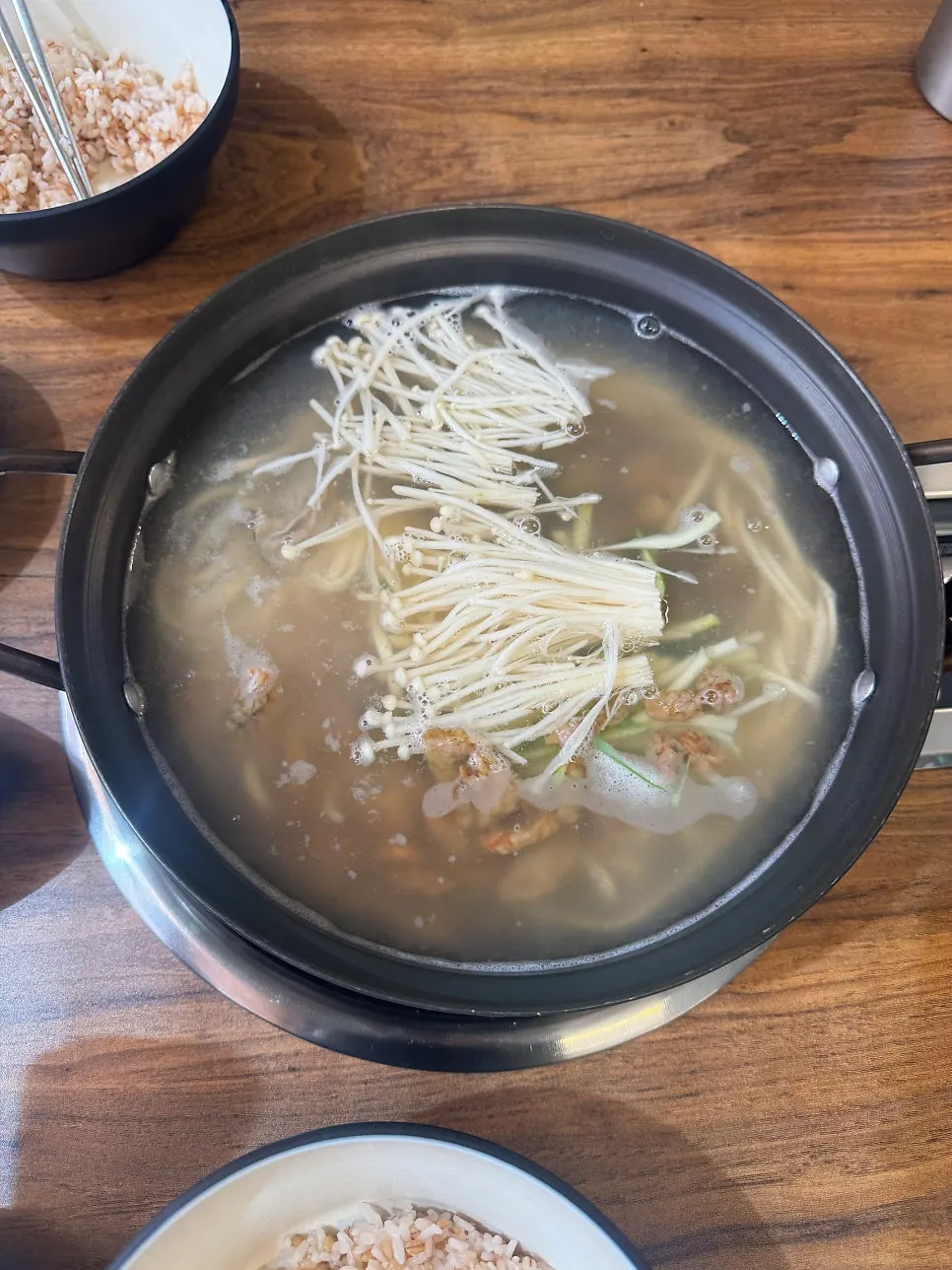 불에 올린 복해물칼국수와 모래시계
