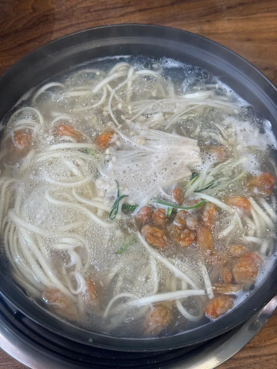 끓고 있는 복육수 해물칼국수