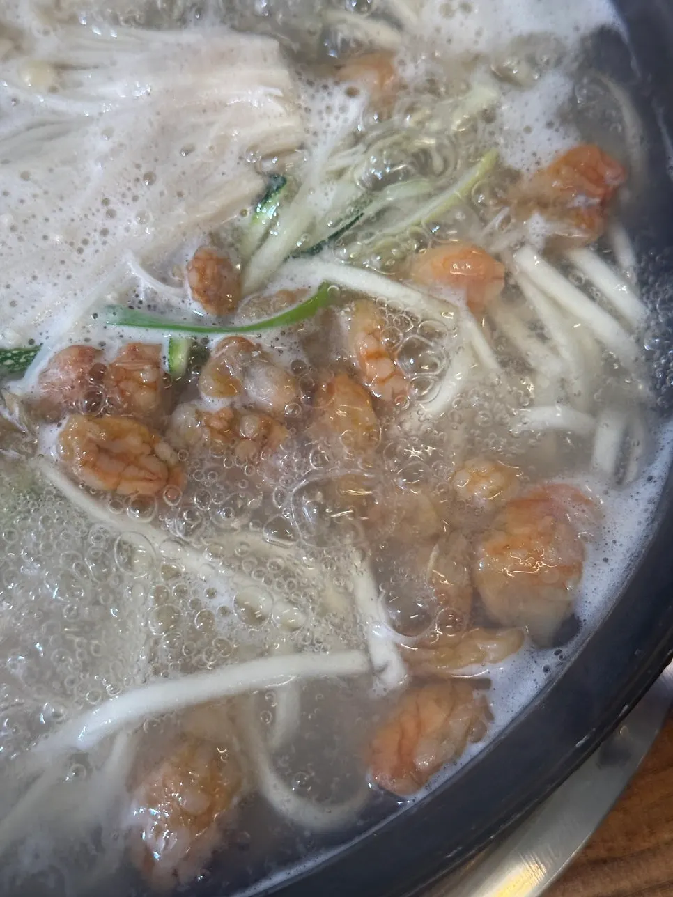 바지락과 오만둥이가 든 칼국수 국물