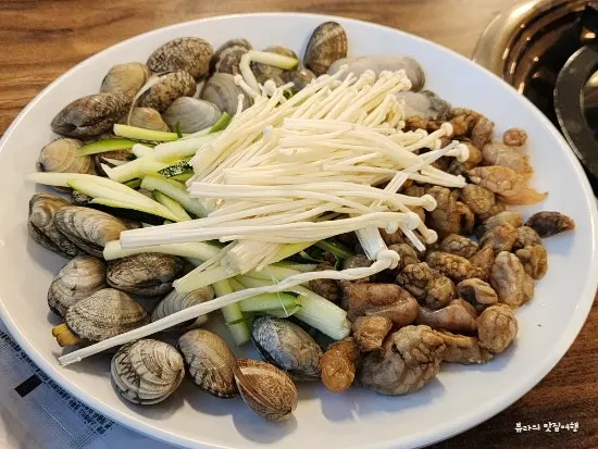 유복칼국수 용인민속촌점 외관과 주차장