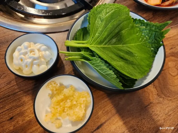 깻잎과 날치알이 포함된 기본 세팅