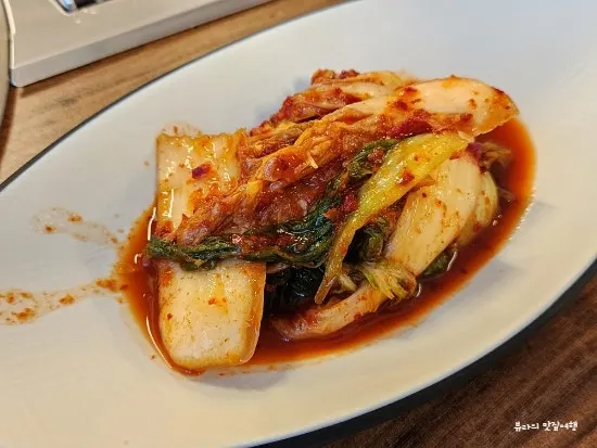 유자 무생채와 김치 등 밑반찬