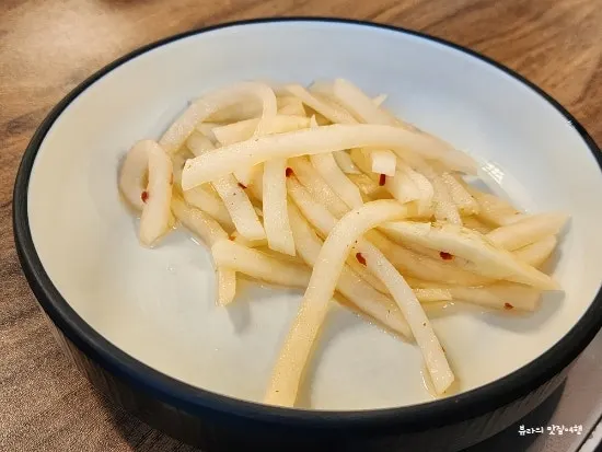 추가한 날치알과 마요네즈 접시