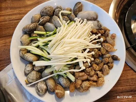면이 육수에 담겨 나온 복칼국수 냄비