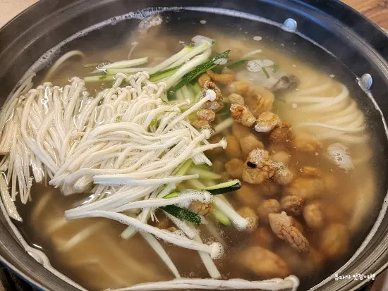미더덕과 바지락을 넣은 복해물칼국수